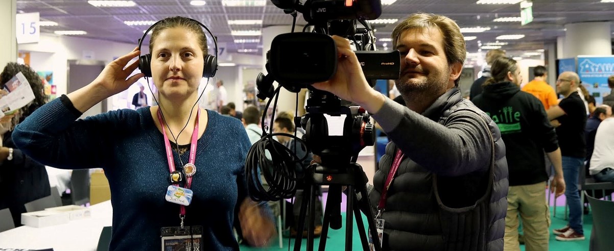 Justine et Christian en situation de tournage, pour le film cosmopolite. Se passe lors du Festival International des jeux de Cannes, en février 2020.